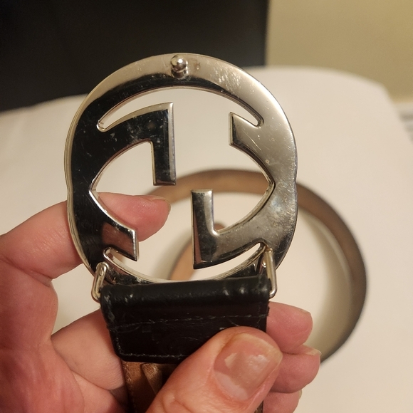 Gucci leather belt with logo buckle size 44" in VGUC - Picture 9 of 10